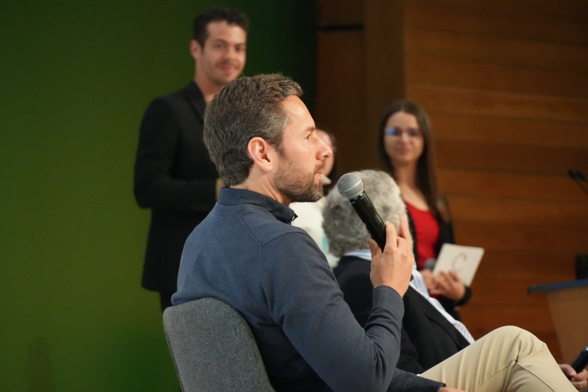 Participante intervém numa conversa em grupo